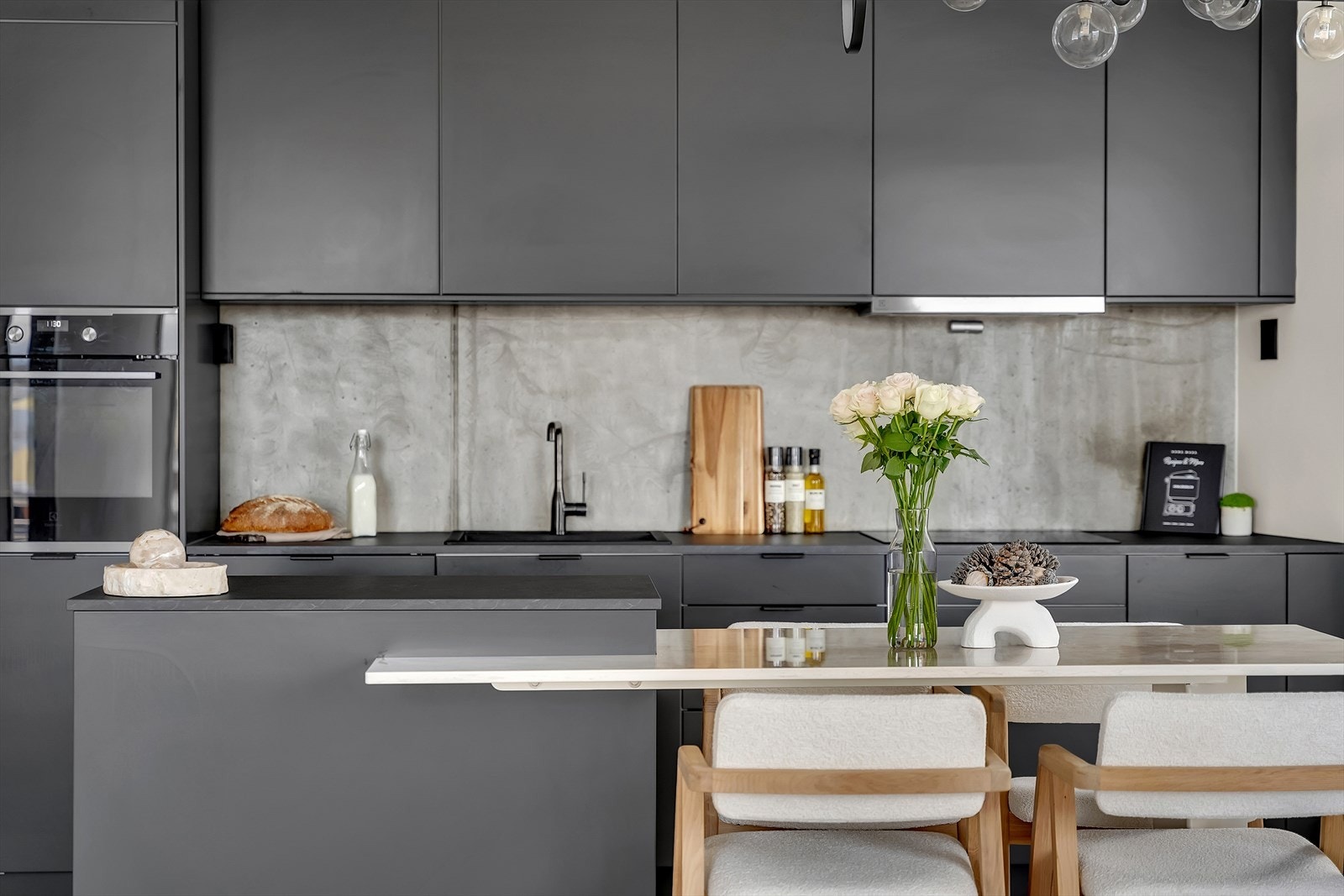 Påkostet kjøkken med rene linjer, integrerte hvitevarer og god skapplass. Galleribilde