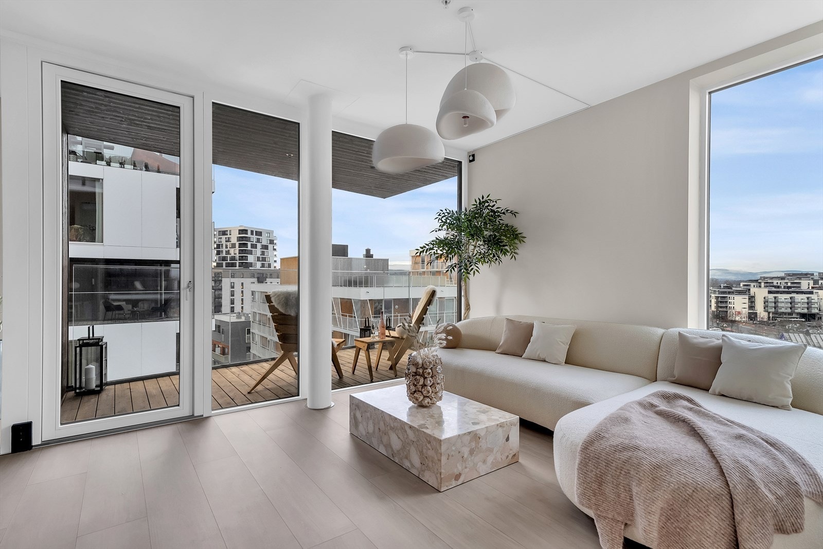 Store vindusflater gir flott lysinnslipp og fin kontakt med utsikten utenfor. Galleribilde