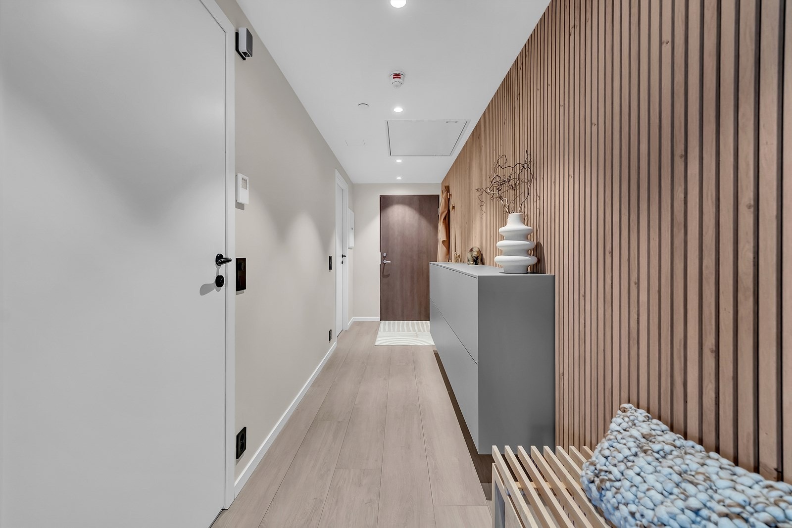 Velkommen inn! Det er veggmontert oppbevaring og en spilevegg som gir et mykt uttrykk. Galleribilde