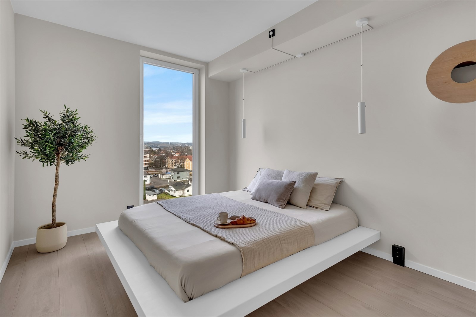 Romslig hovedsoverom med plass til dobbeltseng og garderobe. Galleribilde