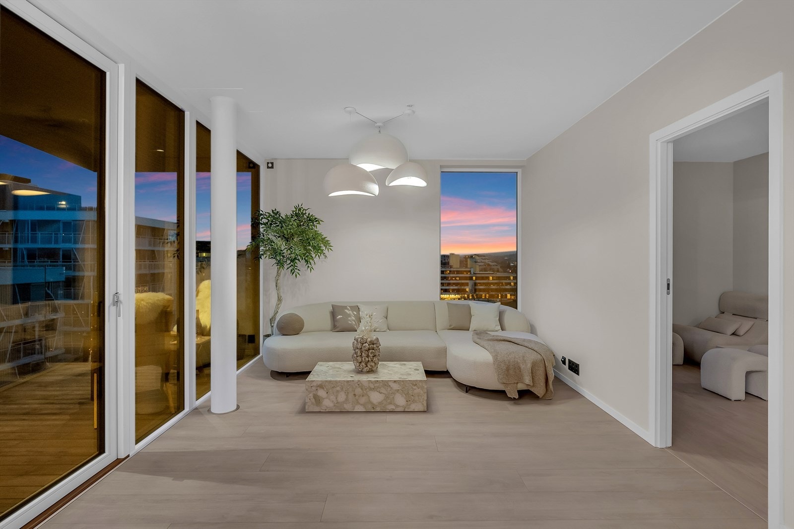 Stuen oppleves luftig og innbydende med store glassflater og gode møbleringsmuligheter. Galleribilde