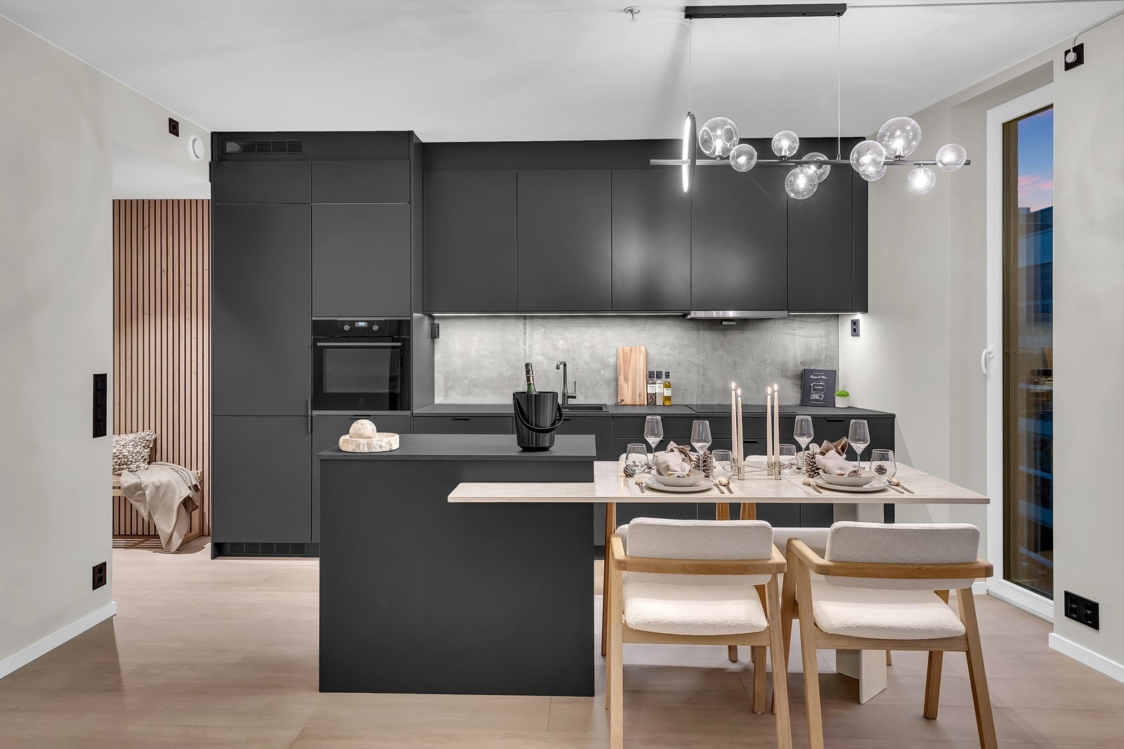 Stilrent kjøkken oppgradert i 2023 med ny kjøkkenøy. Praktisk og sosial løsning med gode arbeidsflater. Galleribilde