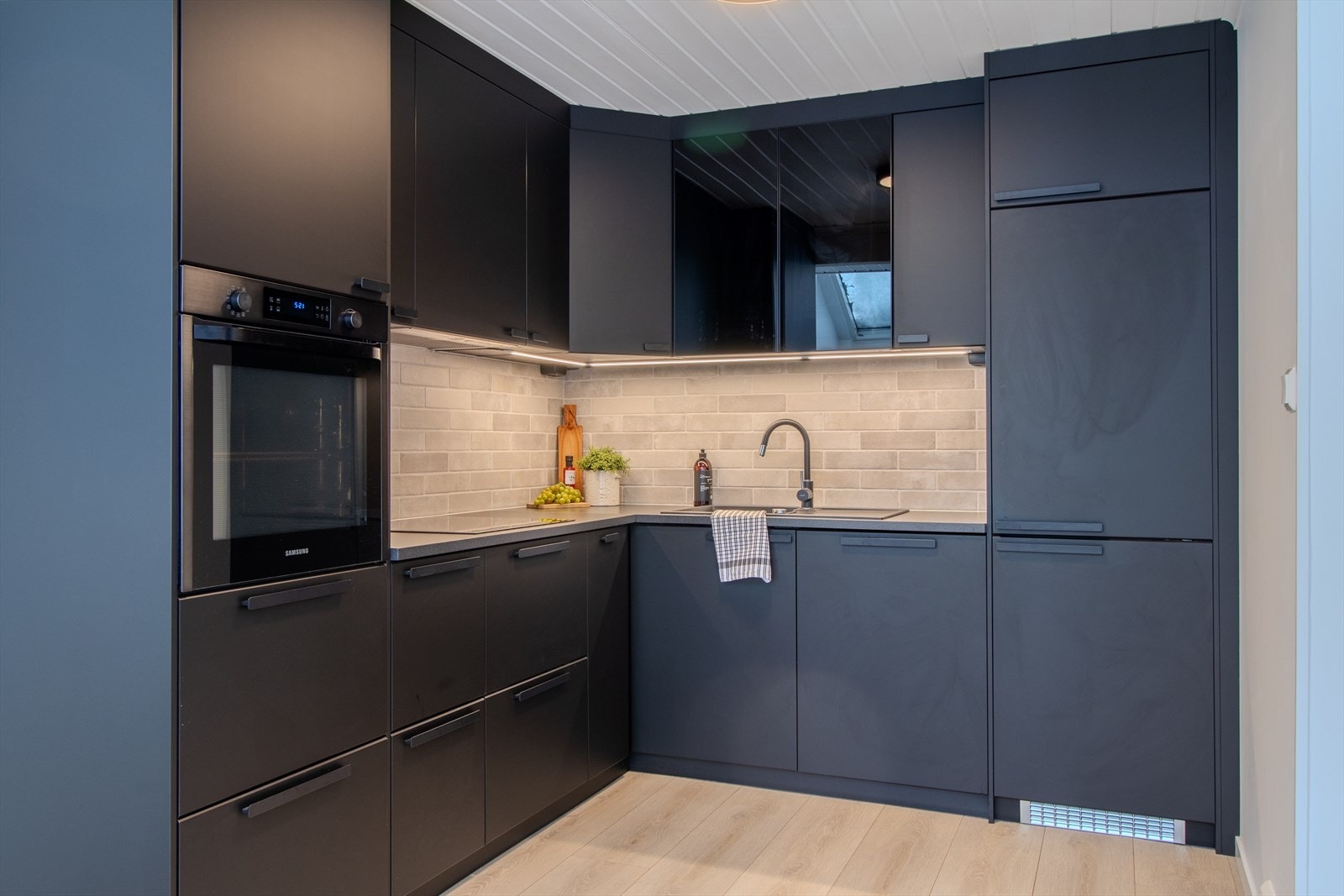 Kjøkken med integrerte hvitevarer og praktisk arbeidsflate. Galleribilde