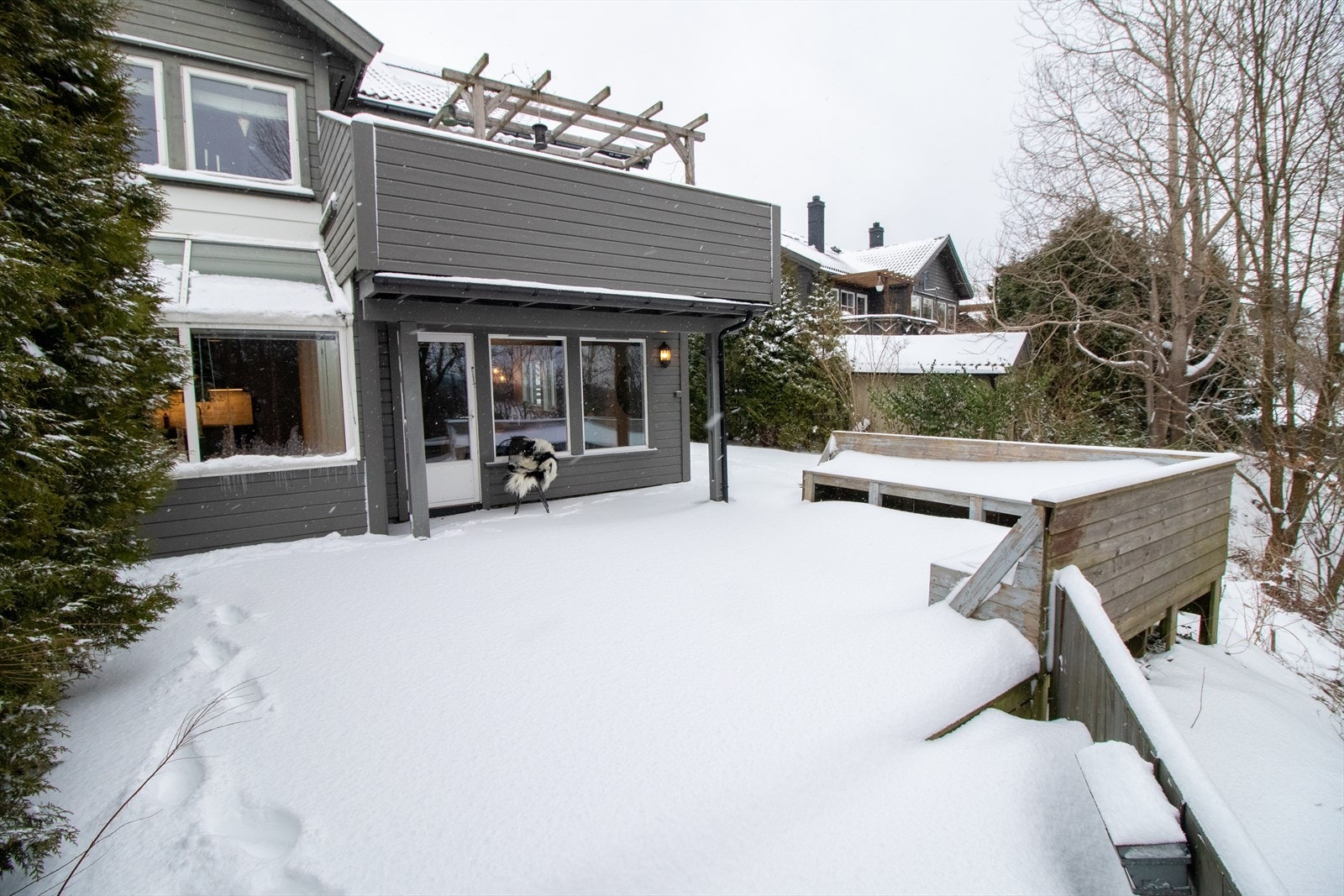 Stort og skjermet uteområde bak boligen - perfekt for lek, avslapning og utemøbler når snøen smelter. Naturlig avskjerming. Sydvest vendt. Galleribilde