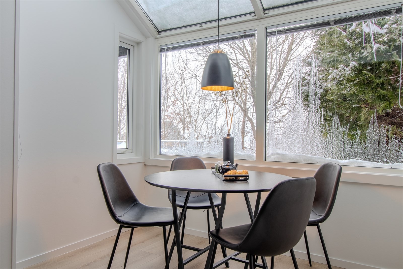 Store vindusflater som gir masse naturlig lysinnslipp. Galleribilde