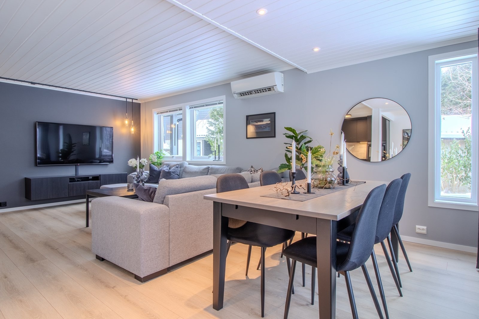 Stort spiseområde med naturlig lysinnslipp og plass til større spisebord Galleribilde