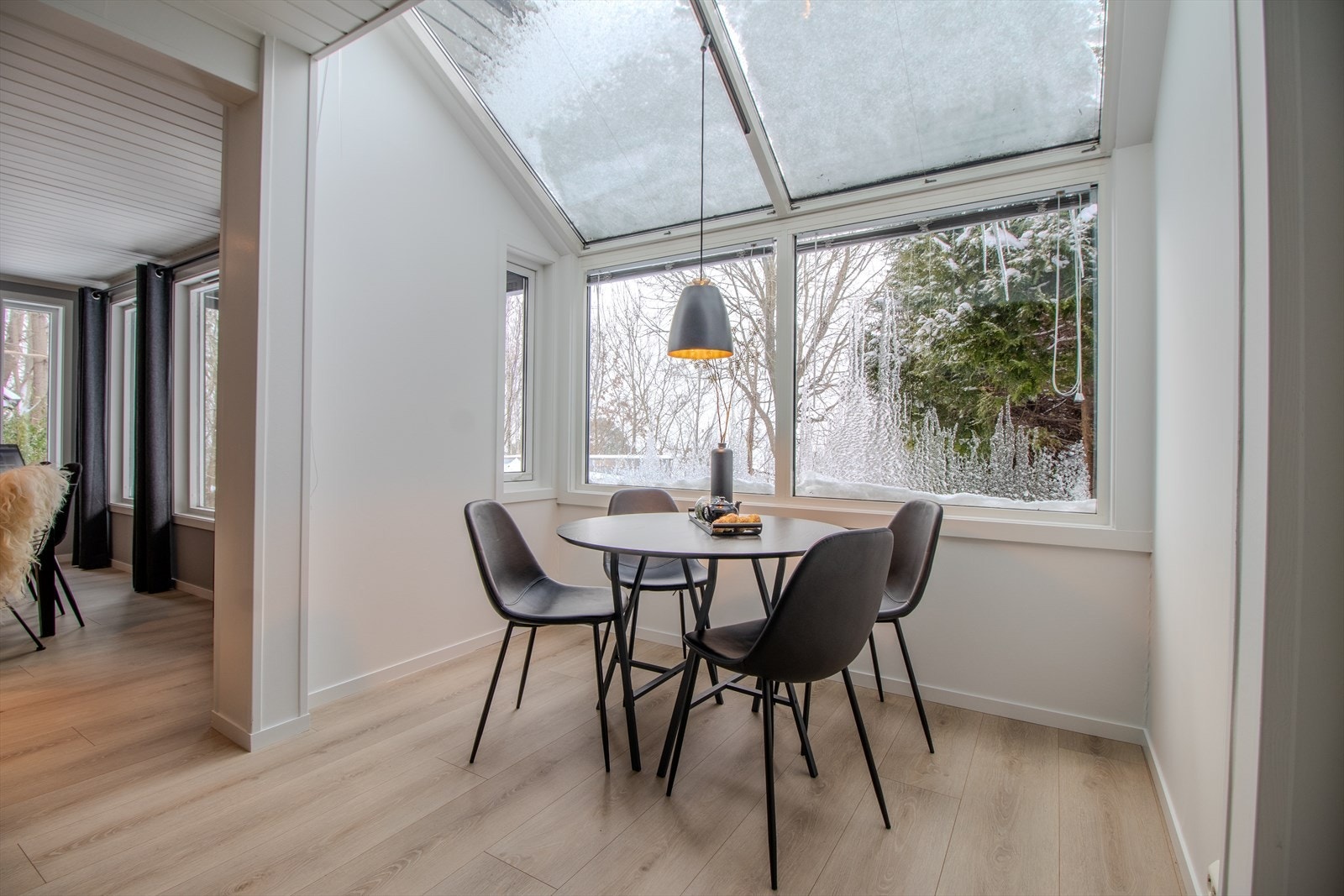 Lys og hyggelig spiseplass ved kjøkkenet. Galleribilde