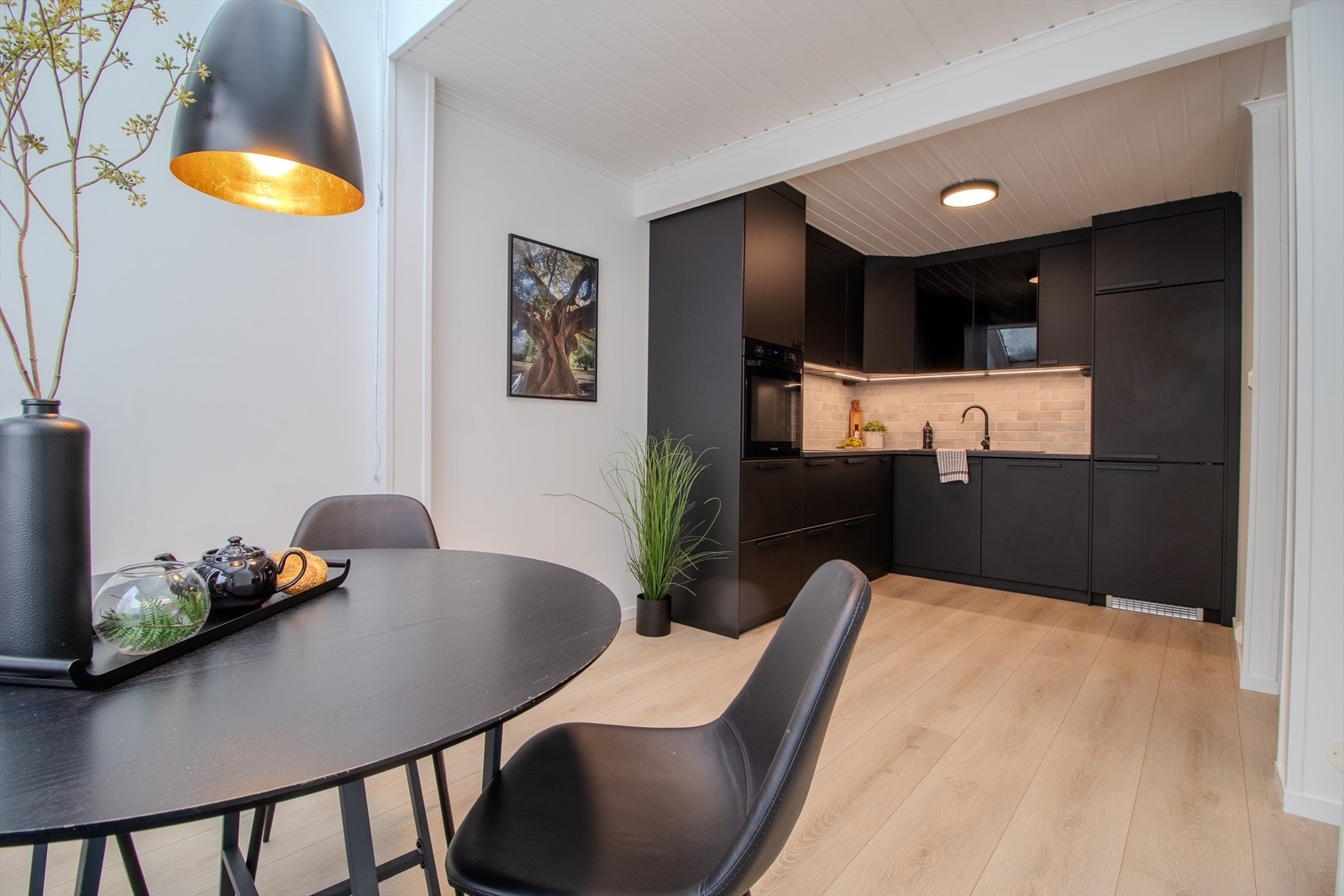 Stilrent kjøkken i moderne utførelse med rene linjer og god skapplass. Galleribilde