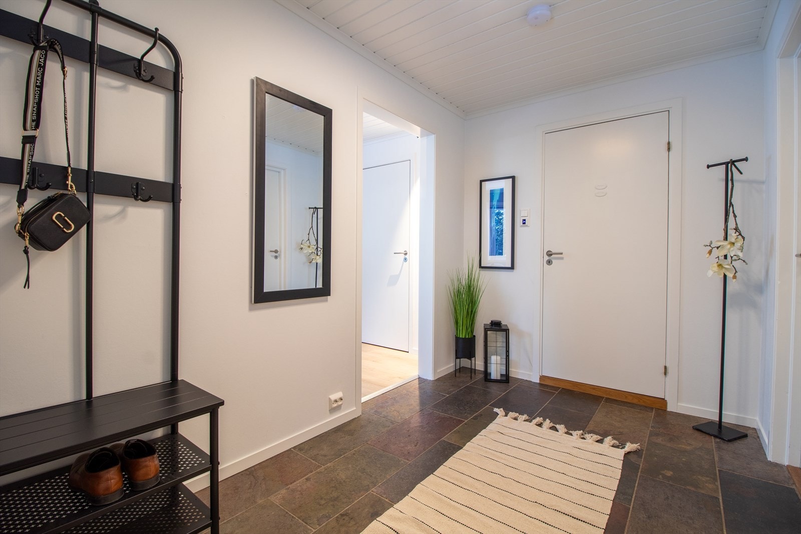 Lys og innbydende gang som binder rommene fint sammen. Galleribilde