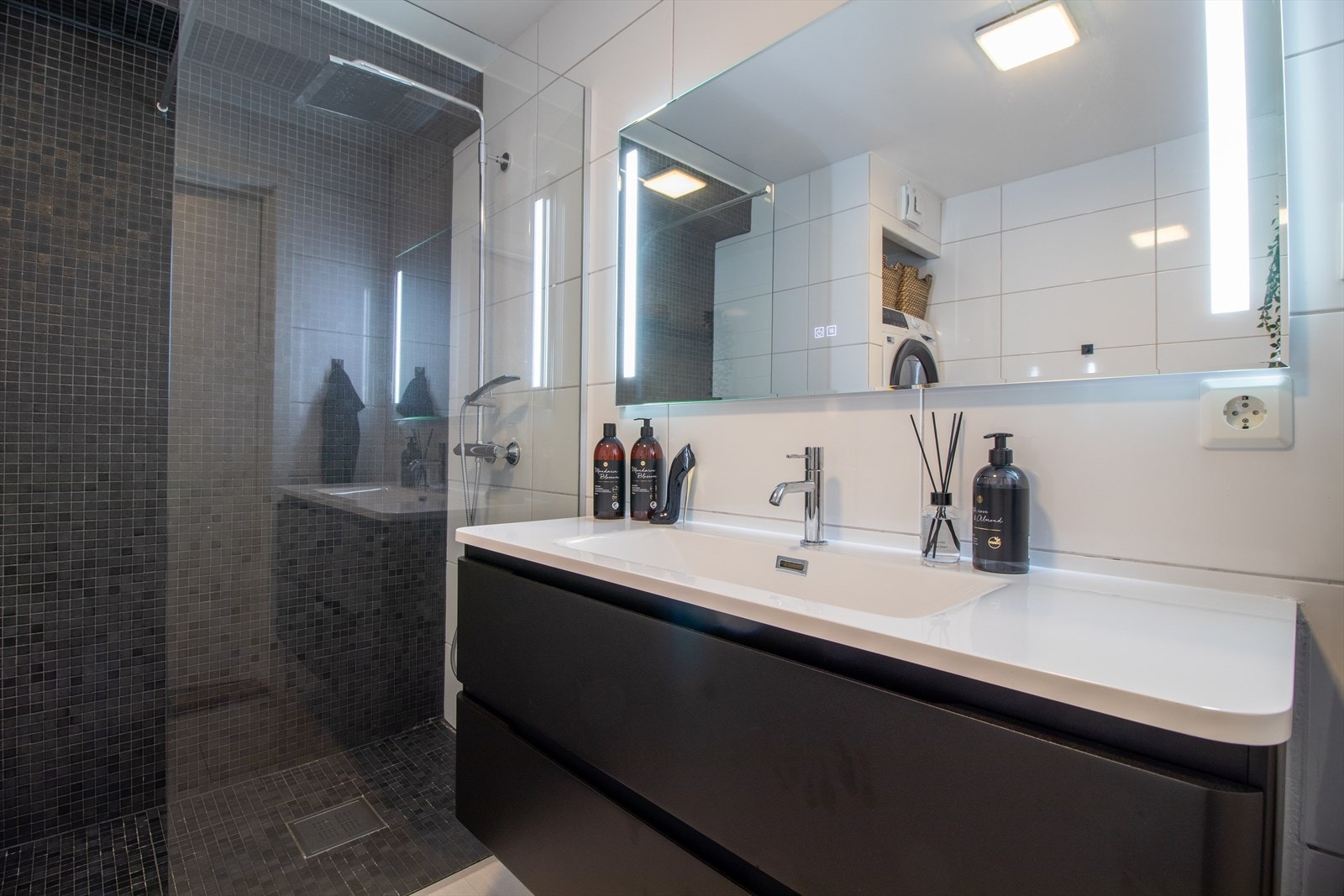 Romslig dusjsone med regnfallsdusj og glassvegg. Galleribilde