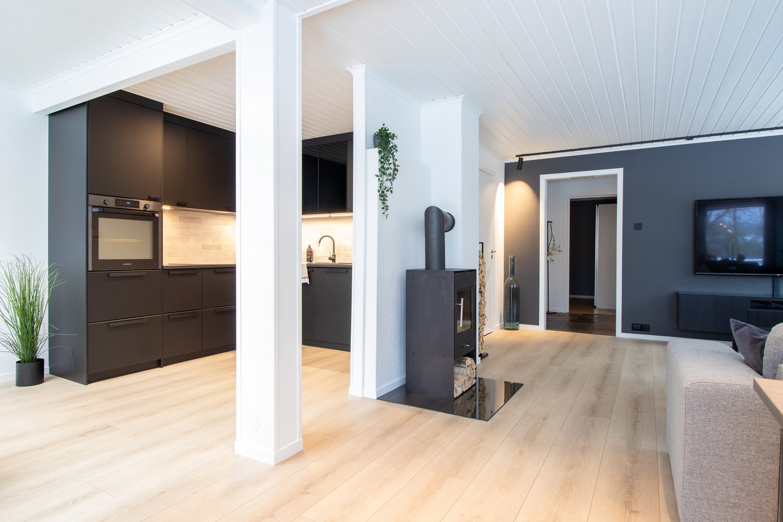 Åpen løsning mellom stue og kjøkken gir en flott og sosial romfølelse. Galleribilde