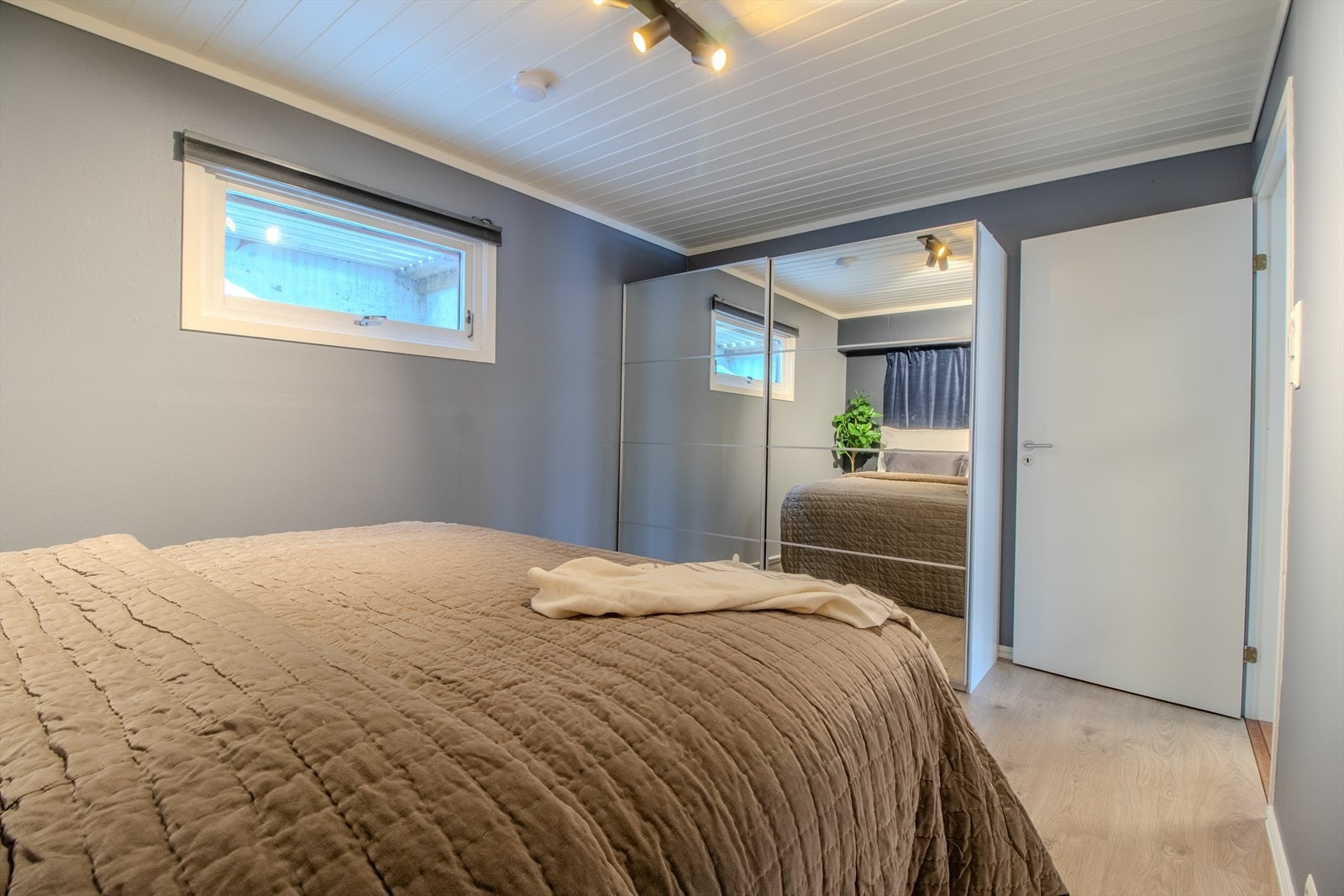 Soverom med garderobeskap. Galleribilde