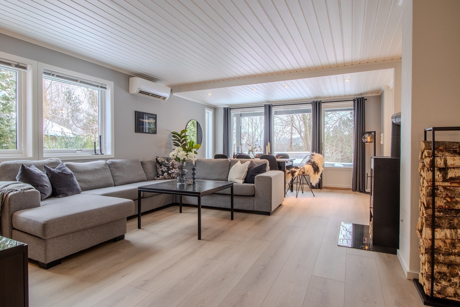 Romslig, moderne stue med utgang til romslig og solrik platting. Galleribilde