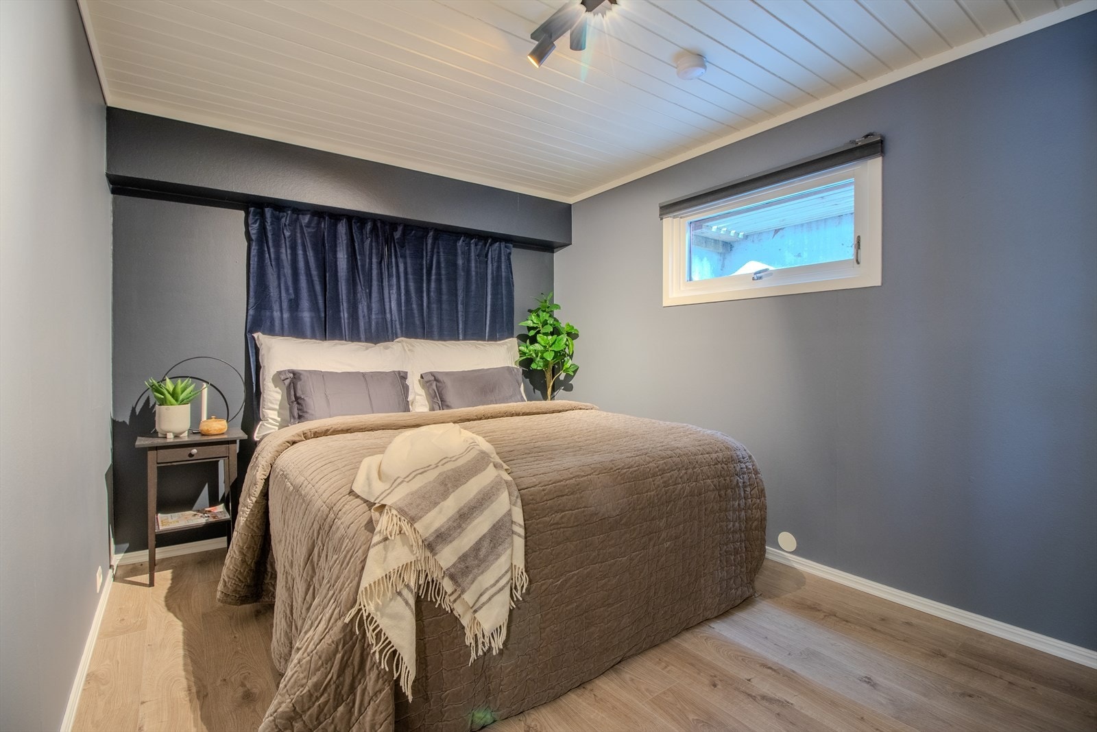 Hovedsoverom med god plass til dobbeltseng. Galleribilde