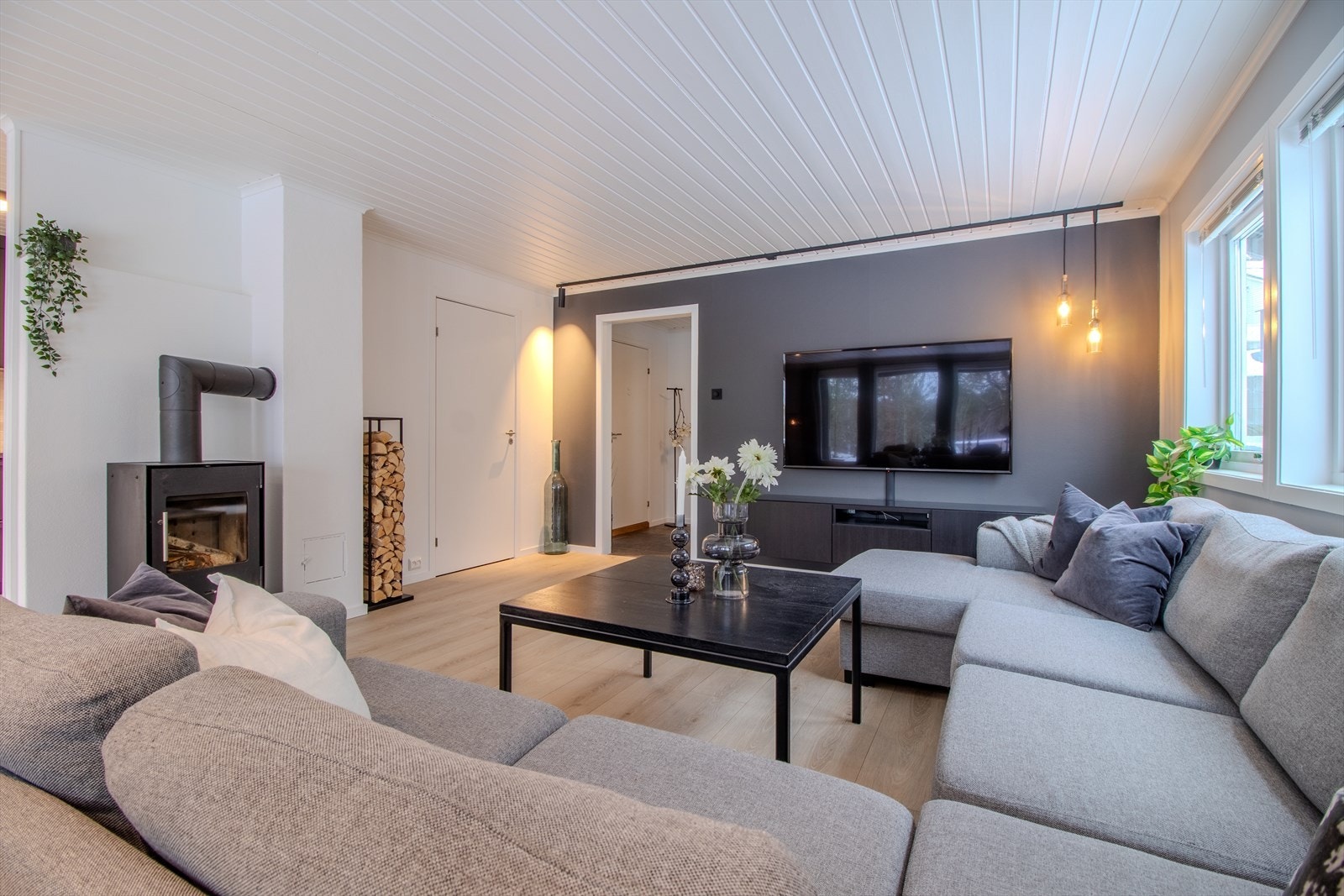 Stuen har en lun atmosfære, moderne fargevalg og vedovn som varmer godt. Galleribilde
