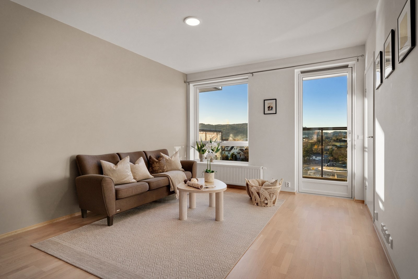 - Lys og luftig stue med store vindusflater som gir godt med lysinnslipp - leiligheten fremstår som lekker og innflytningsklar - Galleribilde