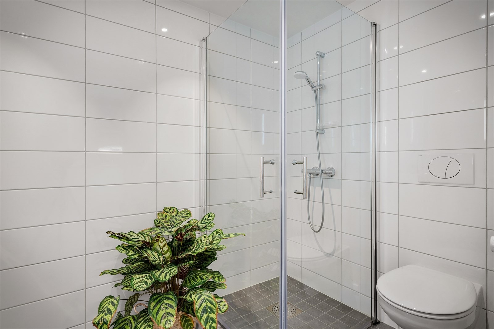 - Badet er utstyrt med innfellbare dusjdører som gir ekstra gulvplass - Galleribilde