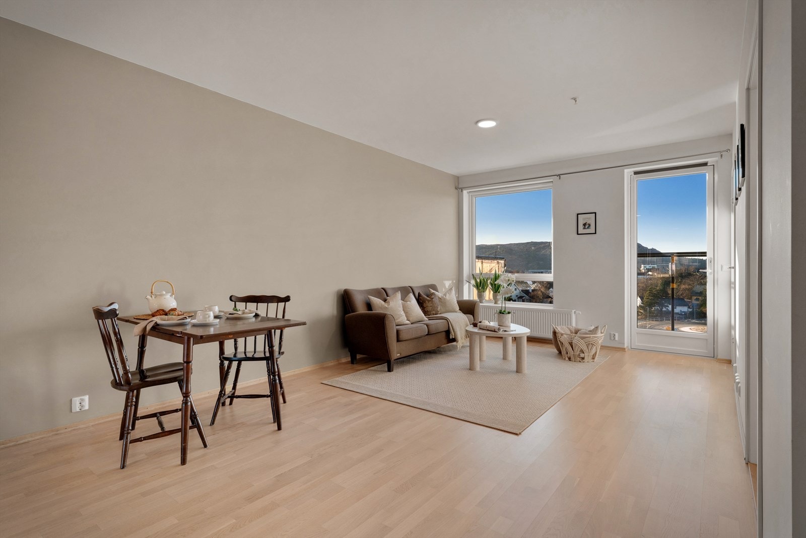 - Her får du en trivelig spiseplass og en lun sofakrok - et naturlig samlingspunkt i boligen - Galleribilde