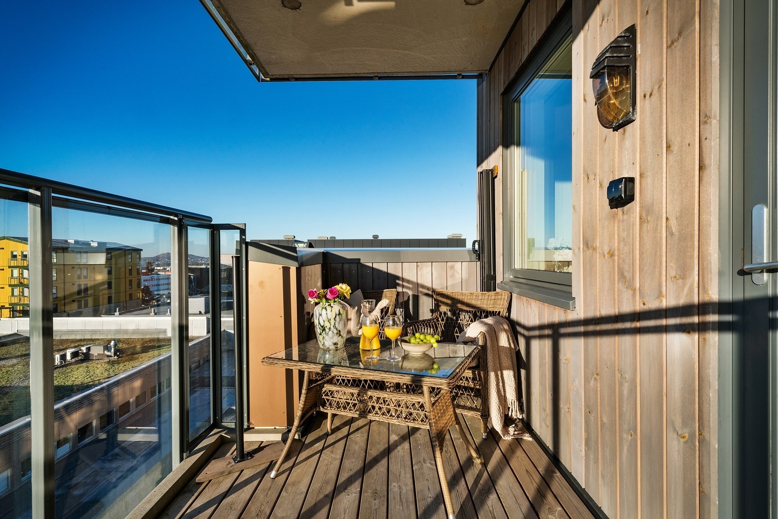 - Balkongen er overbygget, noe som gjør bruksmulighetene enda større - Galleribilde