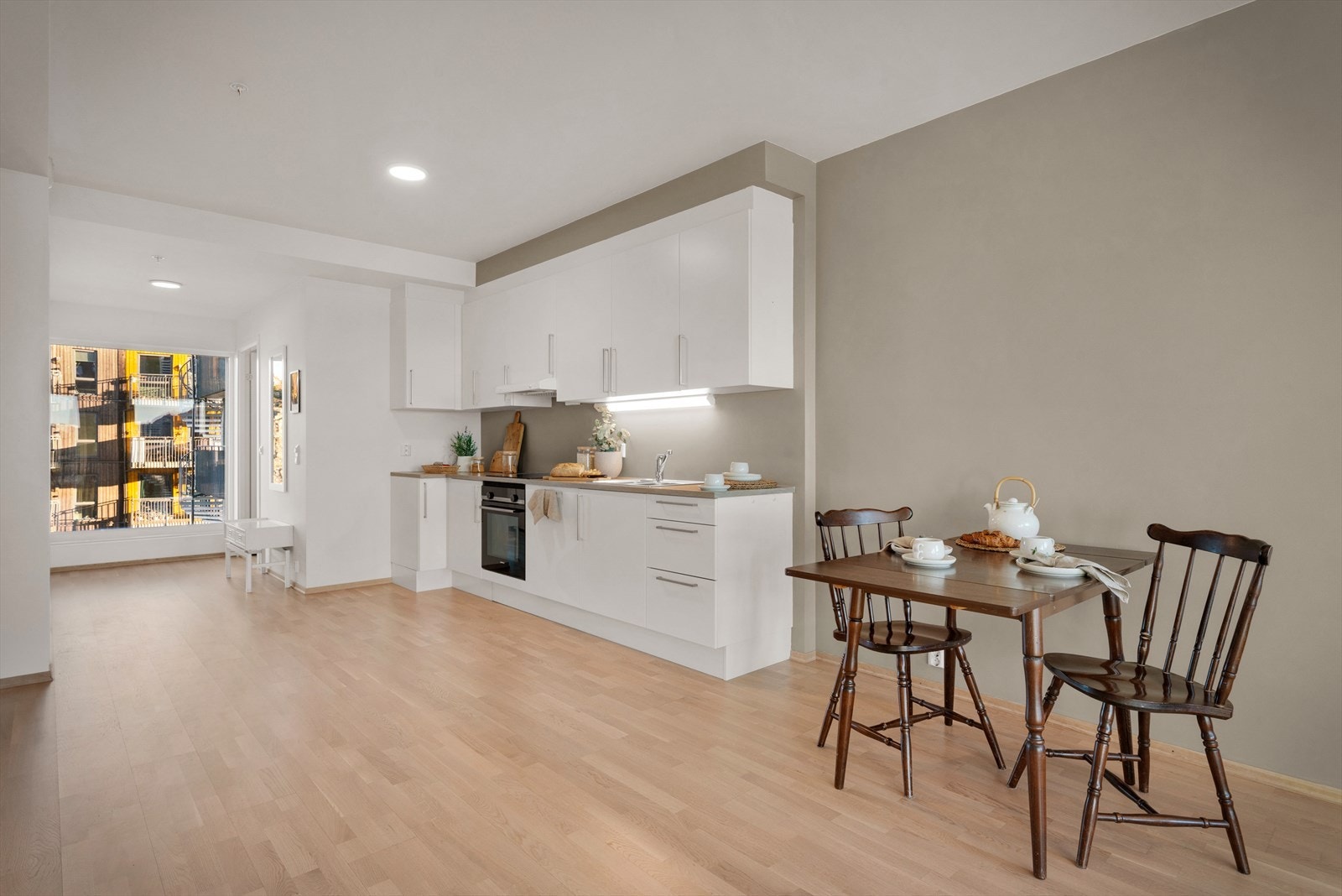 - Gulv med gjennomgående 3-stavs eikeparkett skaper en fin helhet og et moderne, men tidløst uttrykk - Galleribilde