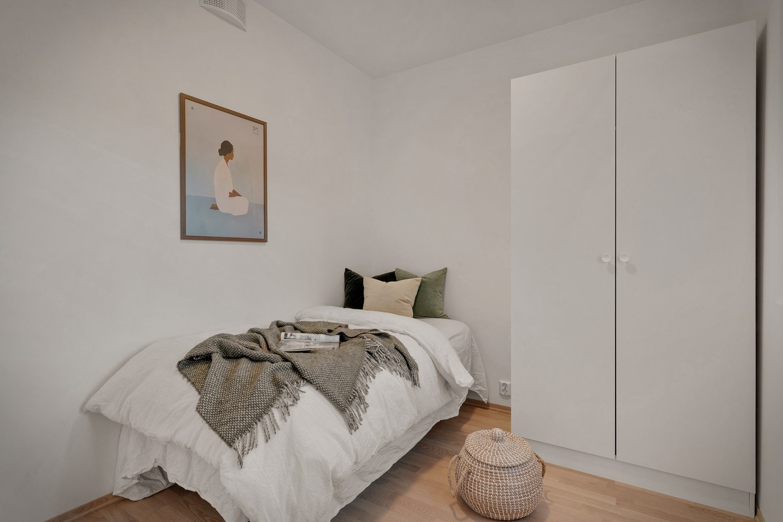 - Soverommet måler 6,3 m² med god plass til seng og garderobe - Galleribilde