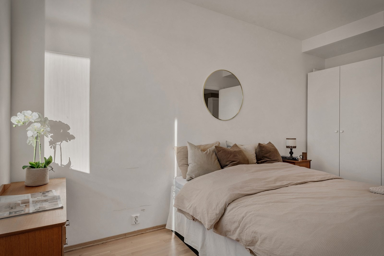 - Merk listefritt fra vegg til tak som sørger for en sømløs finish - Galleribilde