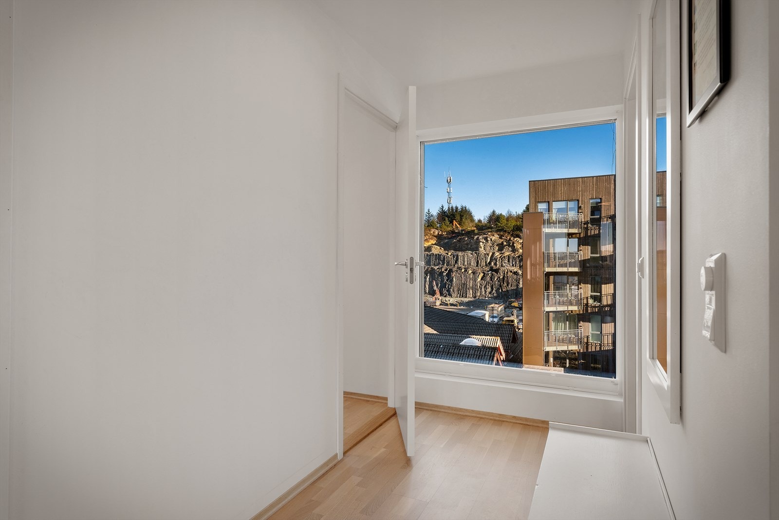 - Vi beveger oss mot leilighetens soverom nr 2 - Galleribilde