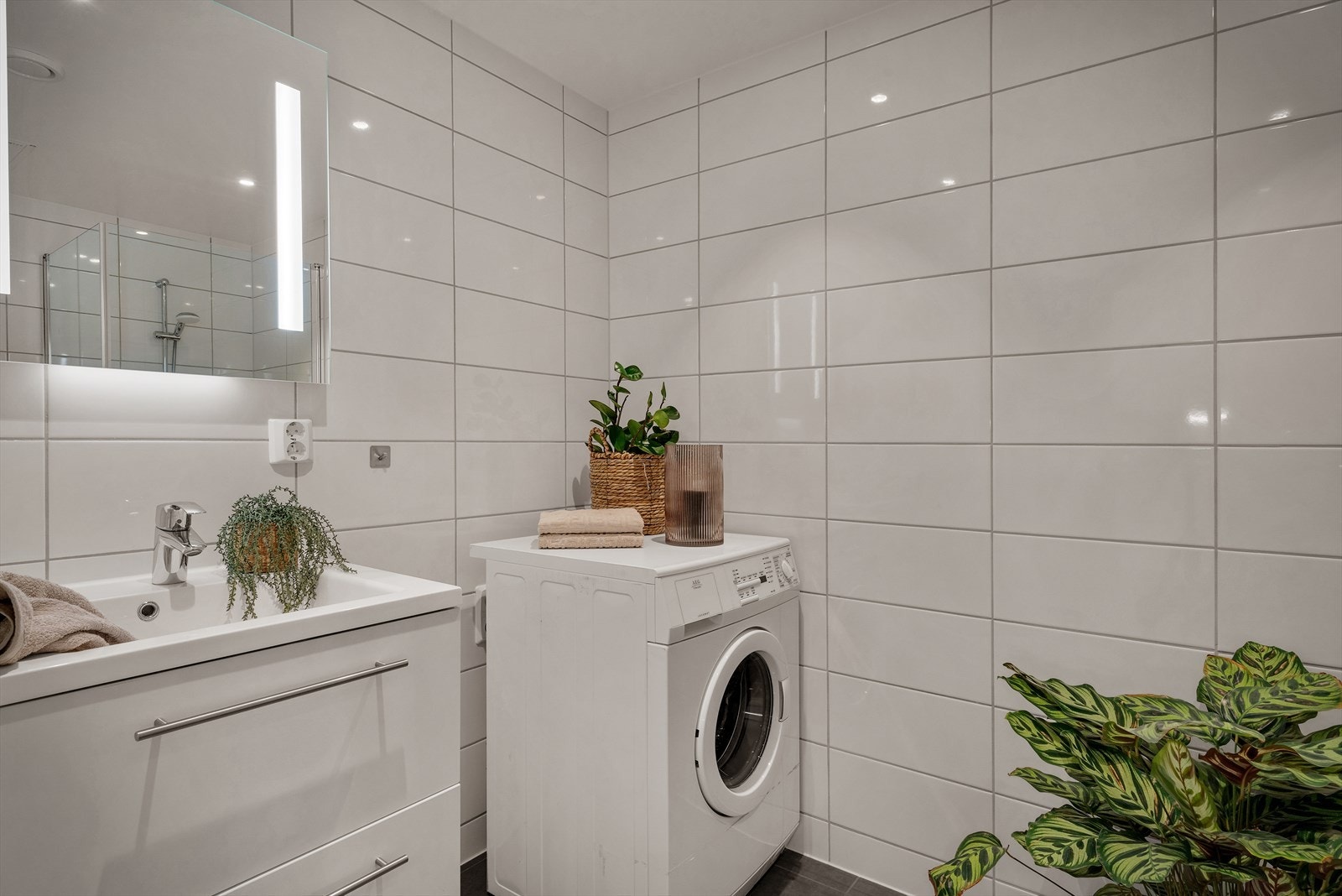 - Stilrent bad fra 2021 med delikate, flislagte overflater. Opplegg for vaskemaskin - Galleribilde