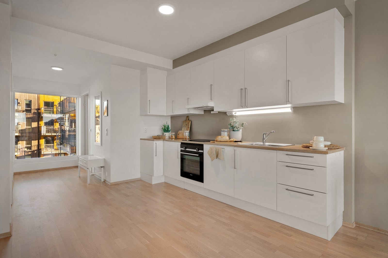 - Kjøkkenet er levert av Sigdal og har stilren innredning med hvite, glatte fronter som gir et moderne og tidløst uttrykk - Galleribilde