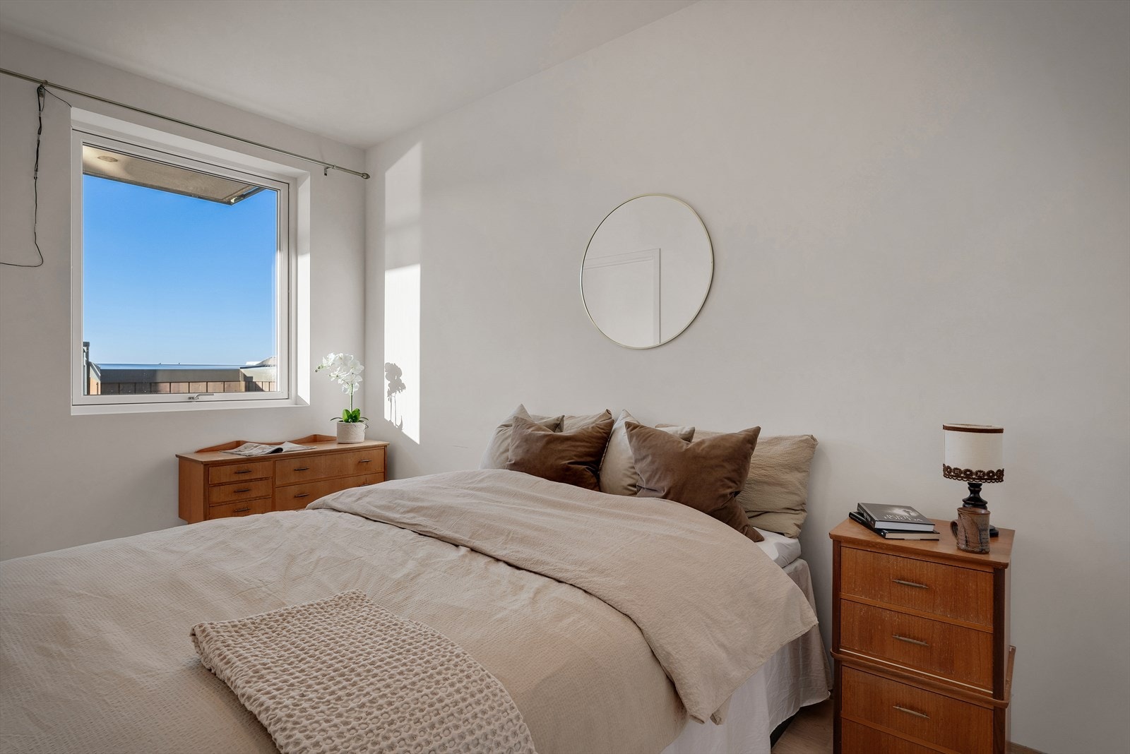 -Hovedsoverommet måler ca. 9,7 m² og har god plass til dobbeltseng, garderobeskap og øvrig møblement - Galleribilde