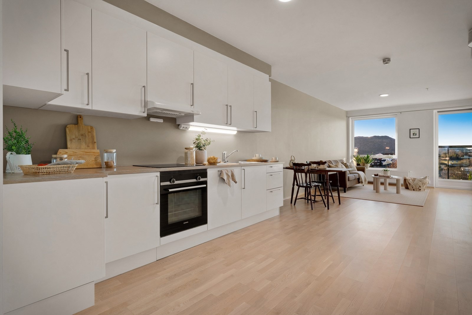 - Innbydende oppholdsrom på ca. 37 m² med stilrent kjøkken i åpen løsning mot stue - Galleribilde