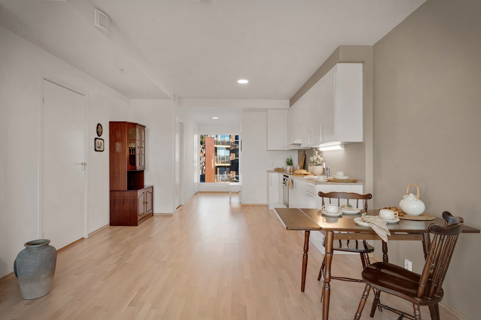 - Rommet gir fleksibilitet til innredning med både sittegruppe, spisebord og øvrig møblement - Galleribilde