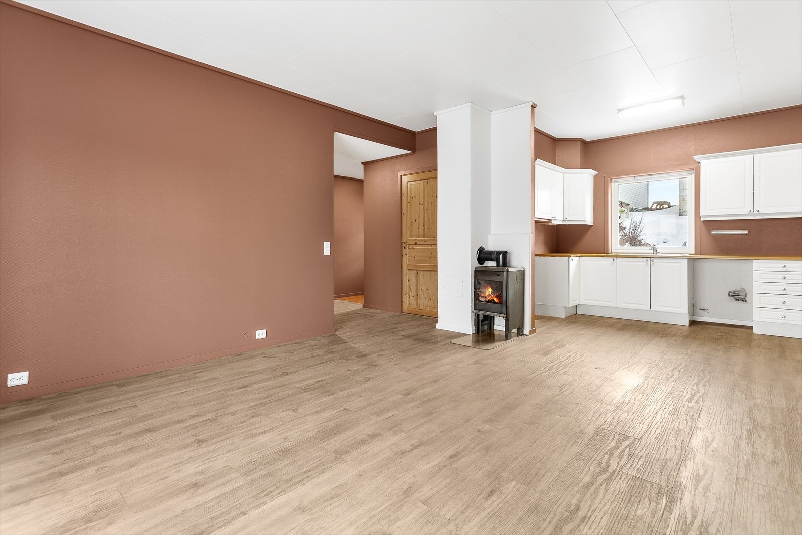 Stue og kjøkken er på 28 kvm, vedovn er montert. Selger kjenner ikke til om den er fyrbar Galleribilde