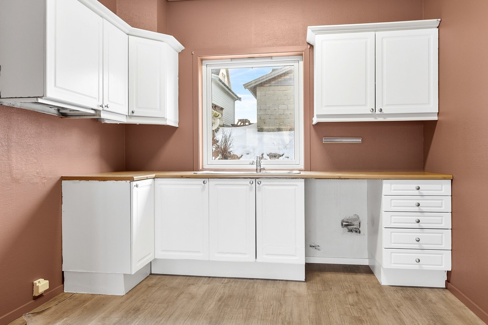 Kjøkkeninnredningen er godt brukt, så ny eier må vurdere om det kan være ønskelig å sette inn ny, legg også merke til gulvet som har skader Galleribilde