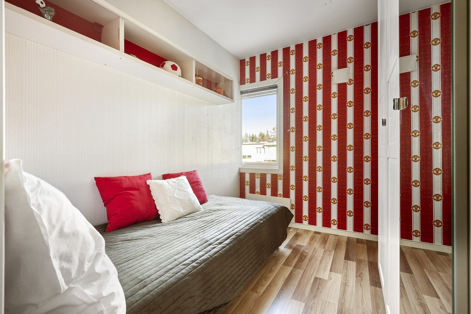 Det siste soverommet er opprinnelig bod og deler av soverom 2. Endringer er ikke omsøkt hos Plan- og bygningsetaten. Garderobe medfølger. Galleribilde