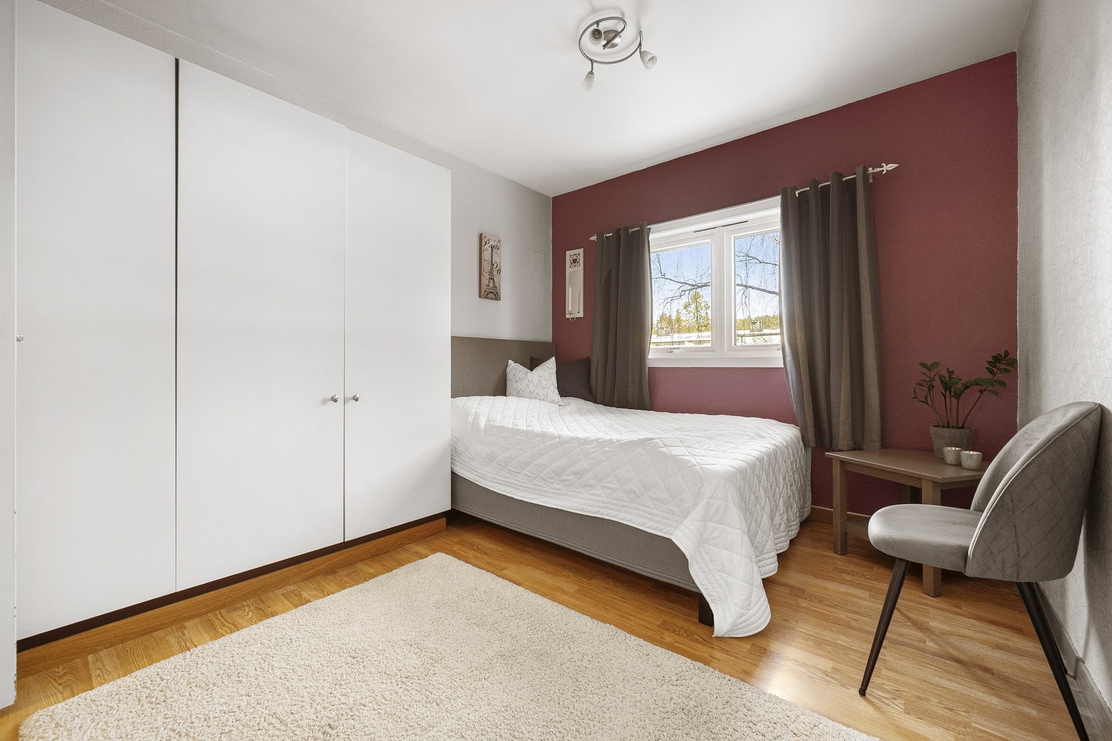 Garderobeskap medfølger. Galleribilde