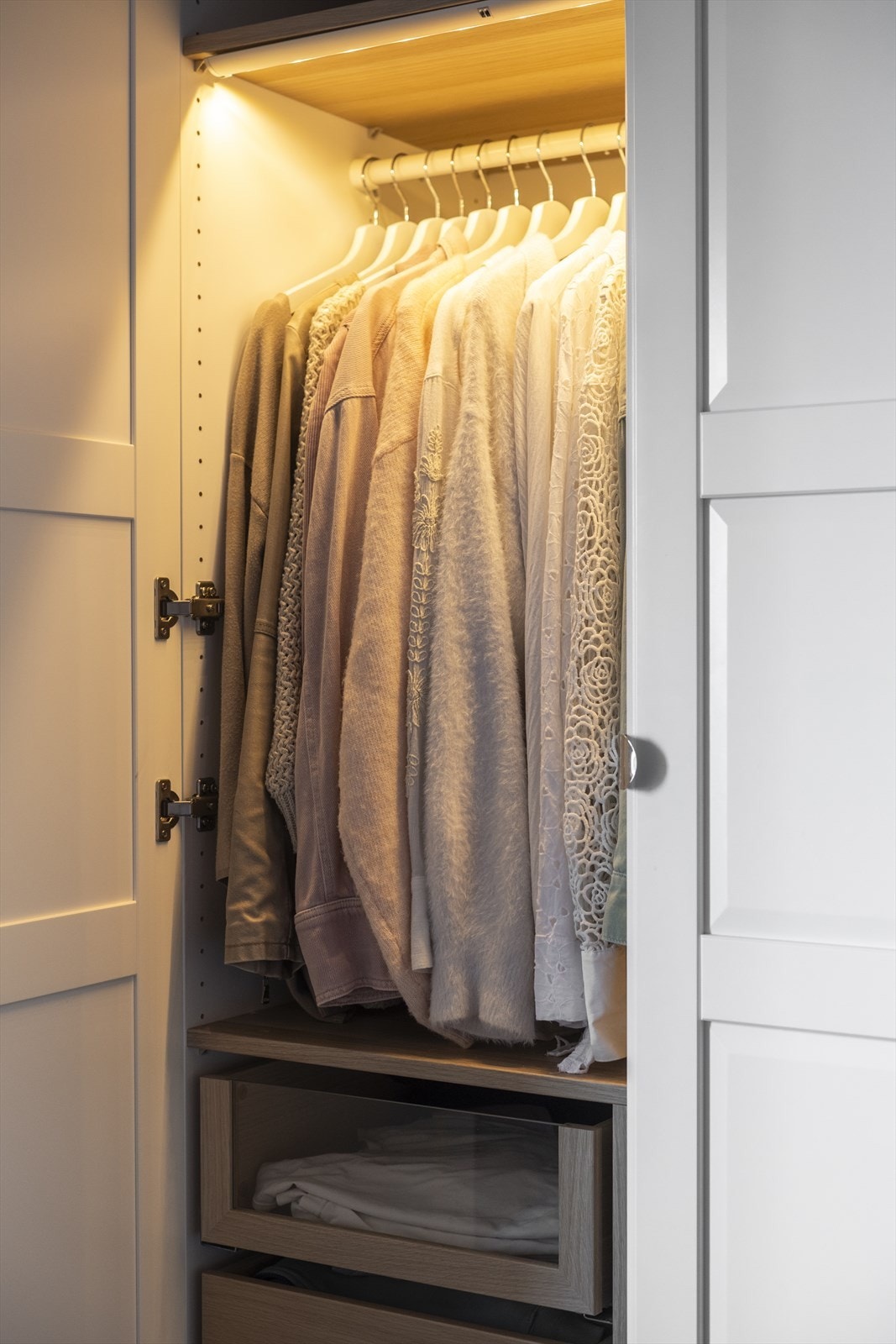 garderoben har én dør med speil, samt belysning på innsiden. Galleribilde