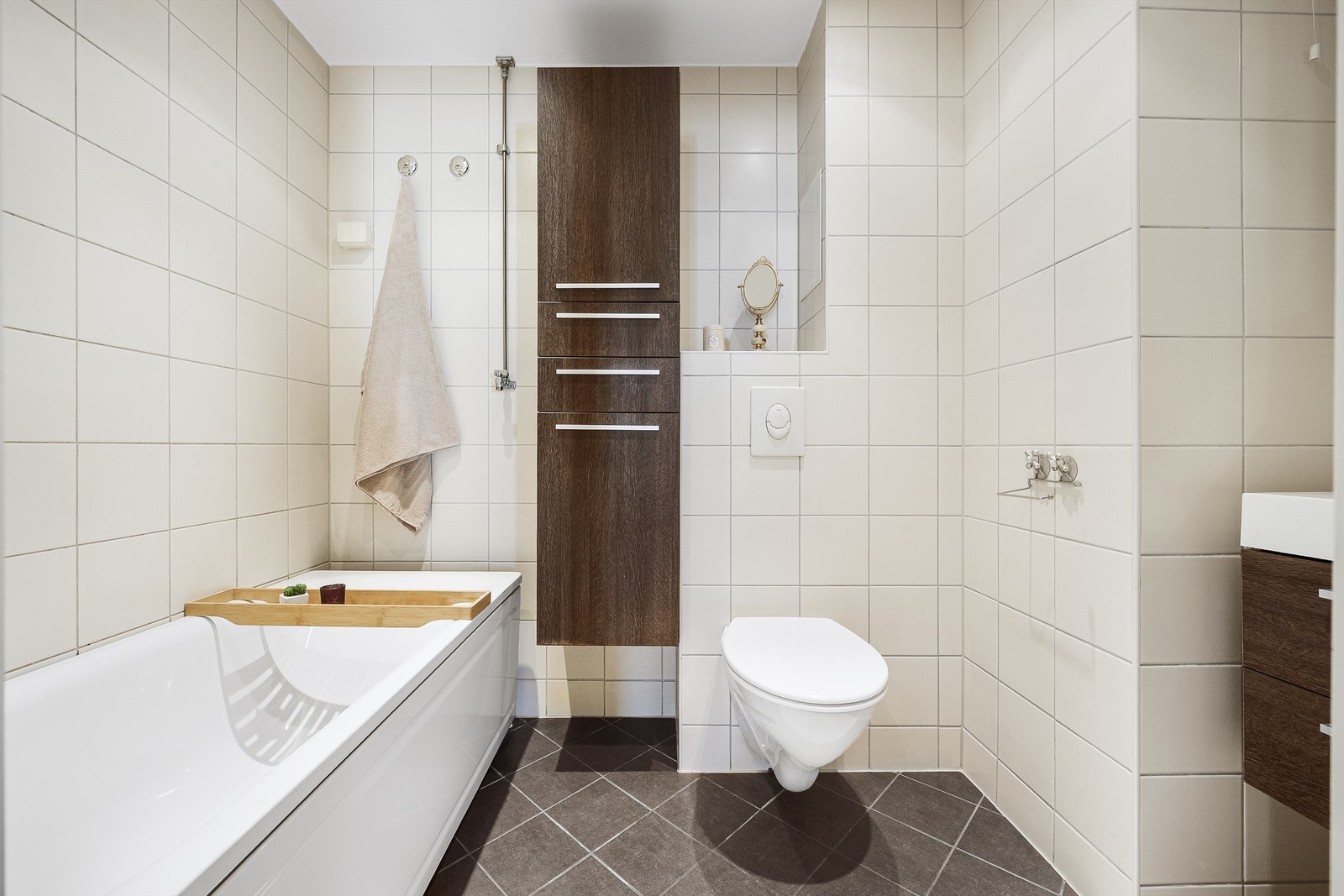 Moderne bad rehabilitert i regi av borettslaget i 2012. Varmekabler og downligts er montert. Galleribilde