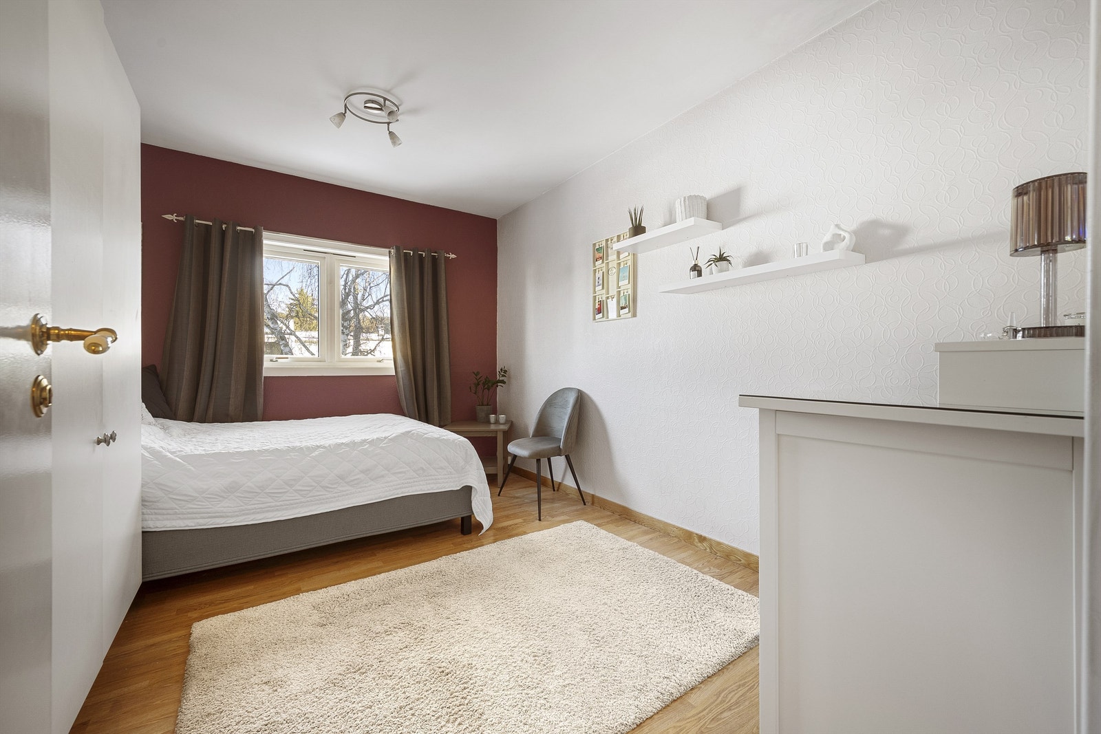 Hovedsoverom av svært god størrelse. Trør på utsiden skjermer godt for innsyn. Galleribilde