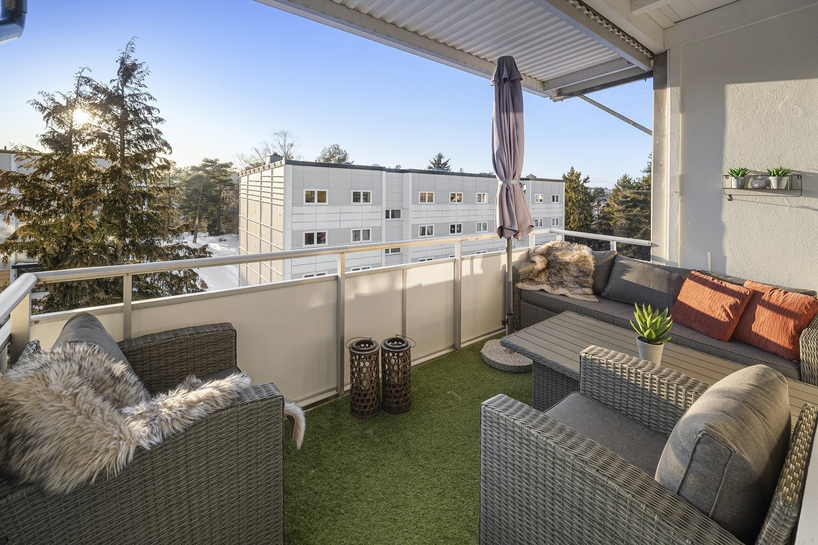 Fra stuen er det utgang til en solrik og vestvendt balkong. Galleribilde