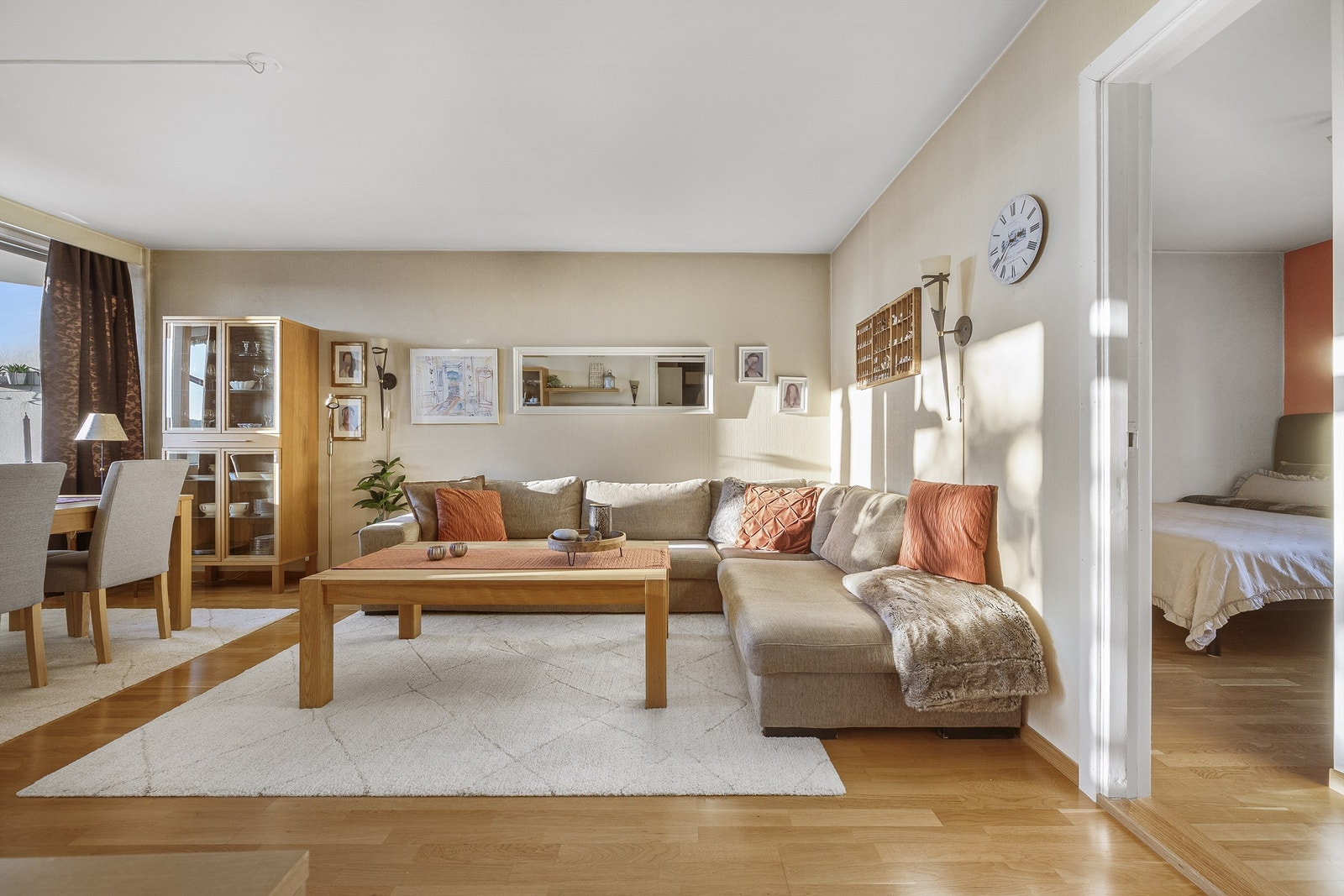 Stuen er av god størrelse og det er plass til større stuemøblement. Galleribilde