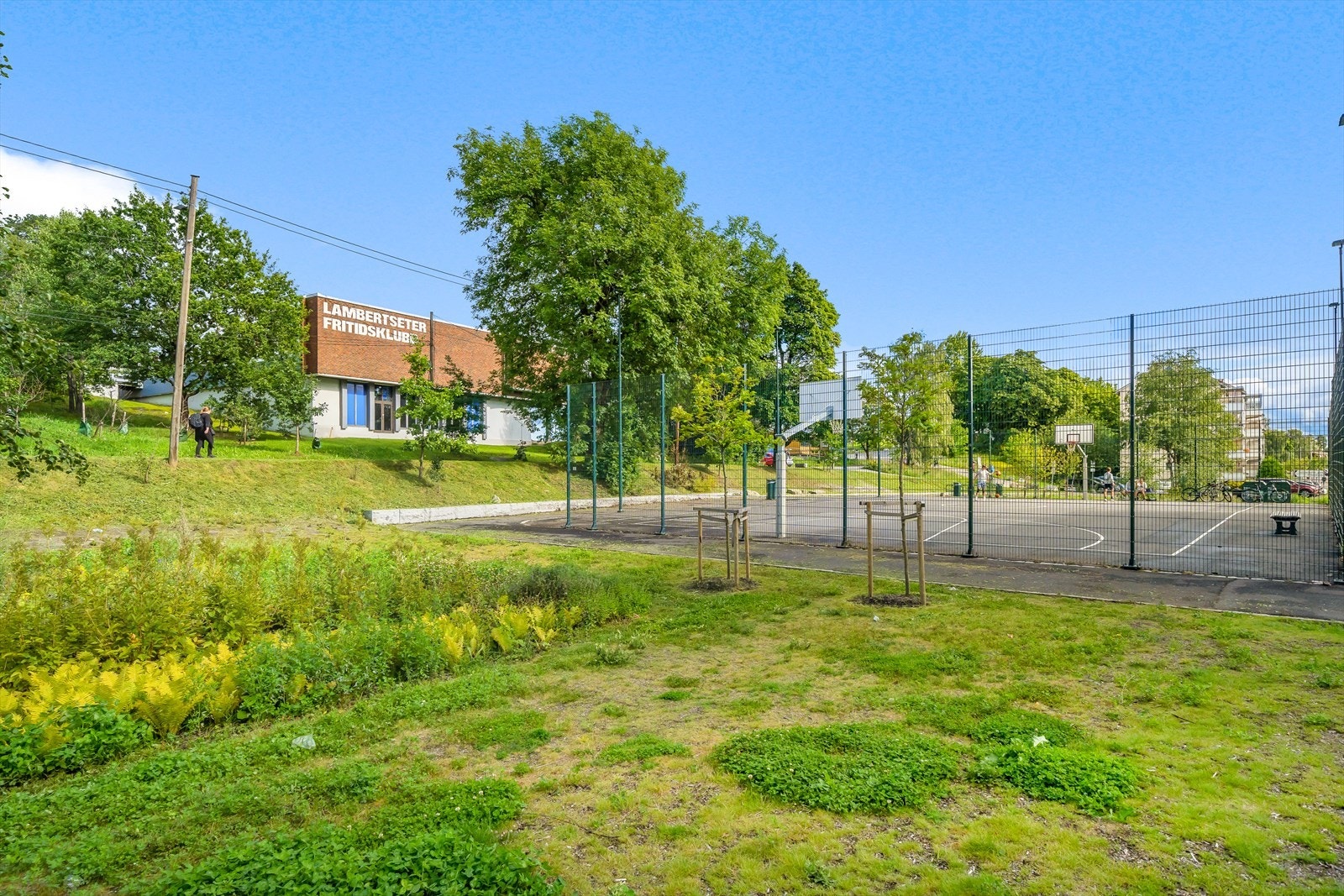 Lambertseter fritidsklubb, samt basketballbane. Galleribilde