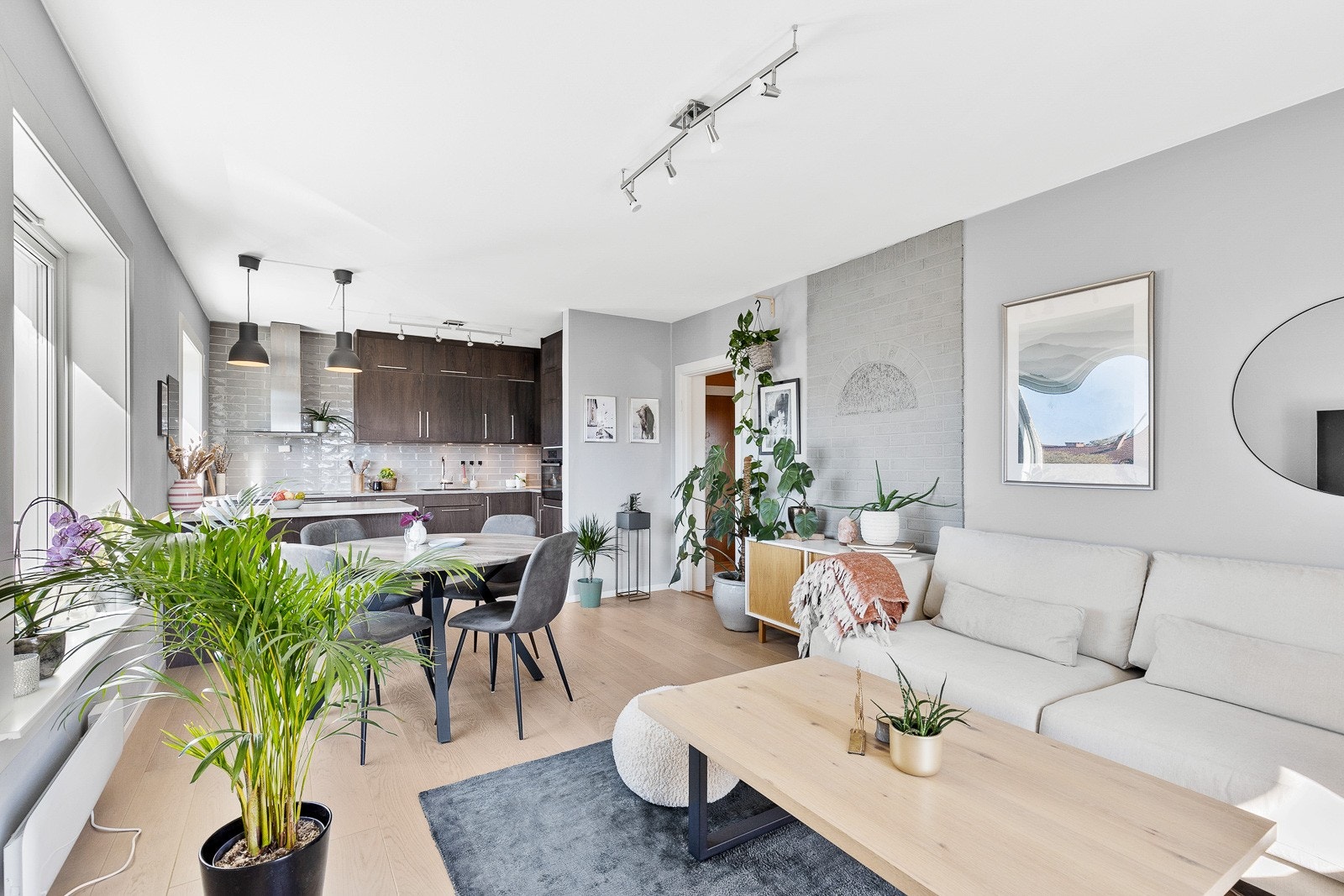 Stue/kjøkken er et sosialt og åpent rom med god plass til sofa, spisegruppe og tv med tilhørende møblement. I stuen er det pipeløp hvor det er mulighet for tilkobling av peis. Galleribilde