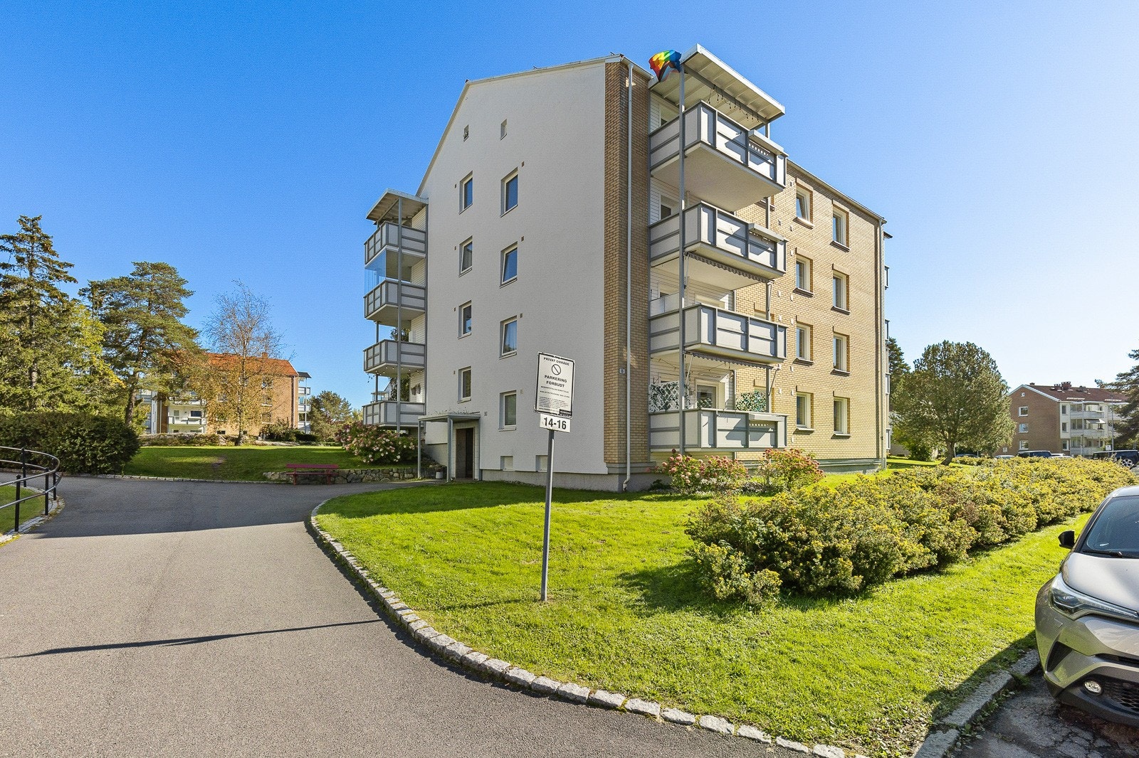 Det er mulighet for el bil lading/parkering med venteliste. Ellers god kapasitet på gratis gateparkering i område. Galleribilde