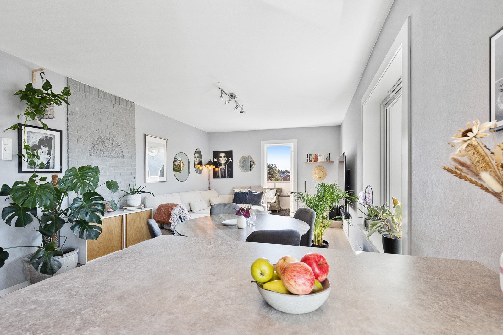 Rommet oppleves som lyst med store vindusflater som slipper inn rikelig med naturlig lys og har pen eikeparkett. Vinduene og balkongdøren er 3-lags og fra 2021. Galleribilde