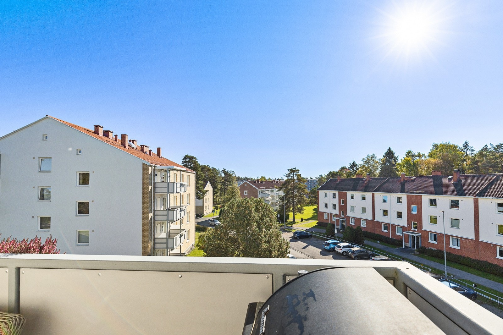 Utsikt over grønne omgivelser og meget gode solforhold. Sol fra rundt kl.10-20/21 på sommerstid. Galleribilde