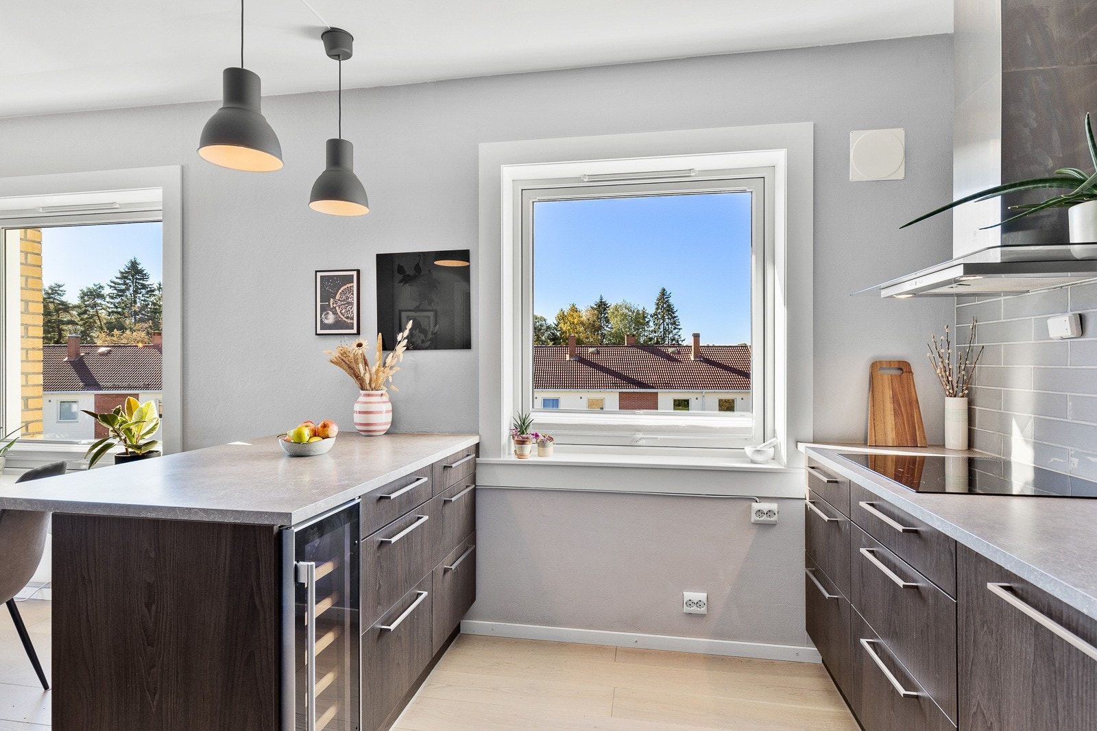 Induksjonstopp, stekeovn, oppvaskmaskin og kjølfrys er integrert i innredningen. Automatisk vannstopper og komfyrvakt er montert. Galleribilde