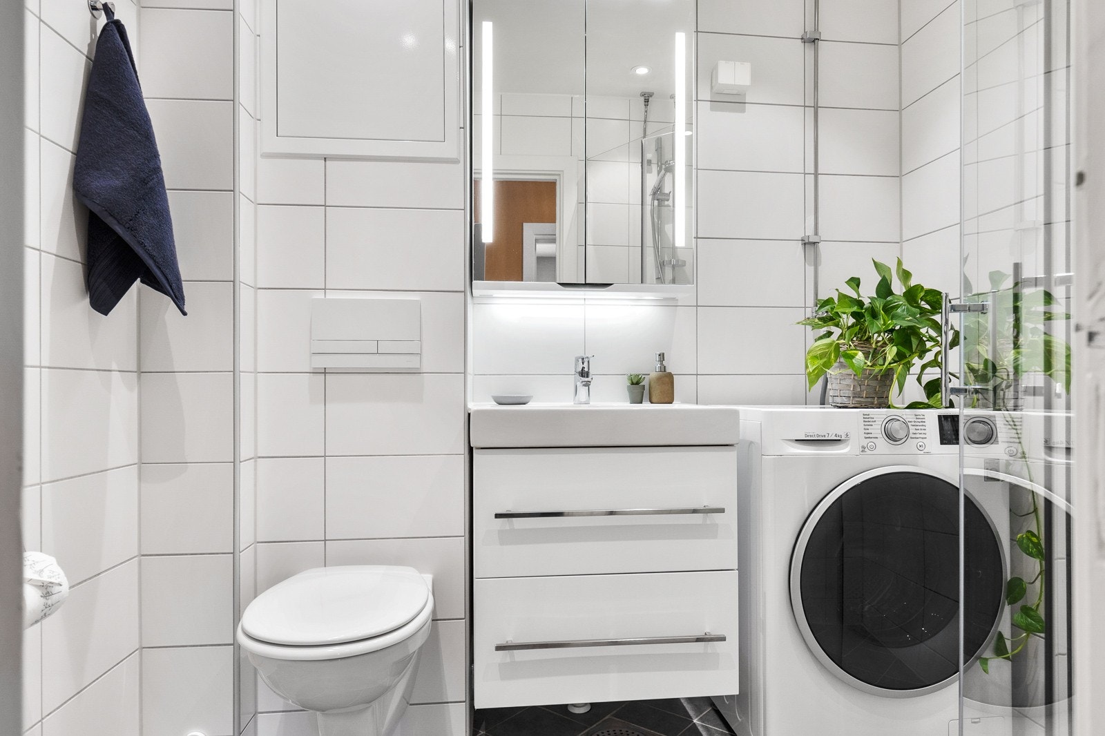 Flislagt bad pusset opp i 2015 i regi av borettslaget med downlights og elektrisk gulvvarme. Galleribilde