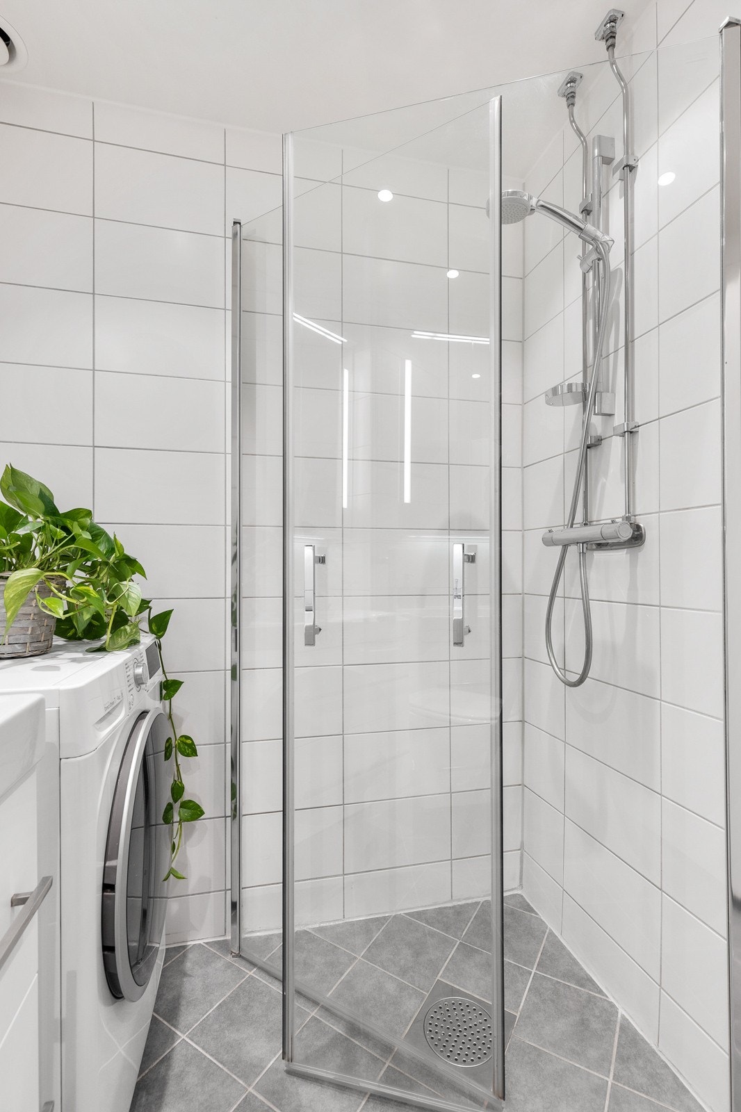 Innglasset dusjhjørne og opplegg for vaskemaskin. Galleribilde