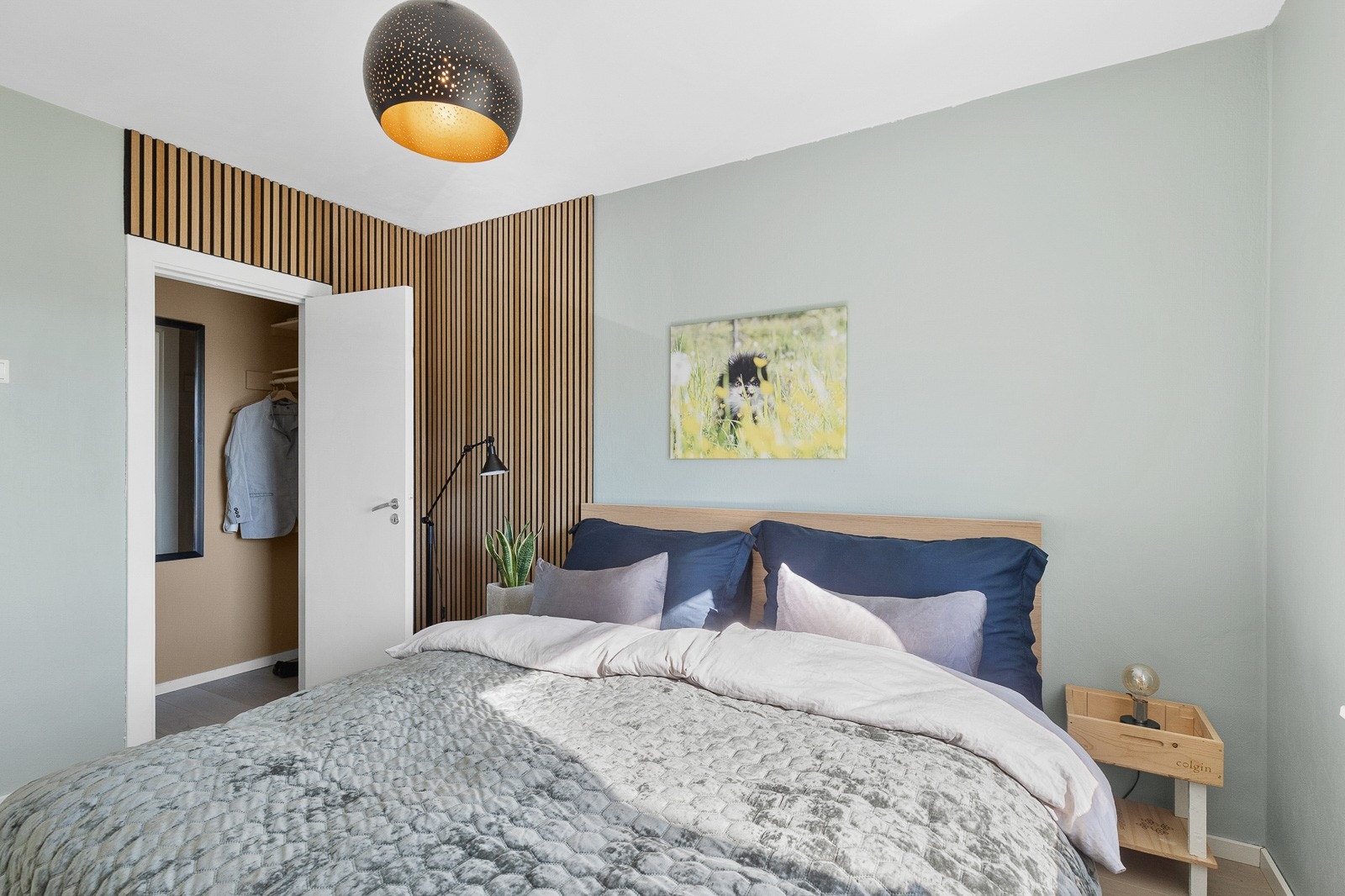 Tilhørende garderobe/omkledningsrom på soverommet. Galleribilde